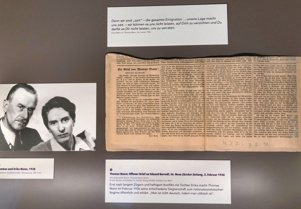 Erika Mann stellte ihren Vater Thomas Mann ein Ultimation, sich gegen das nationalistische Regime öffentlich zu stellen. Zeitungsausschnitt aus der Neuen Zürcher Zeitung, Erika Mann-Ausstellung, Monacensia