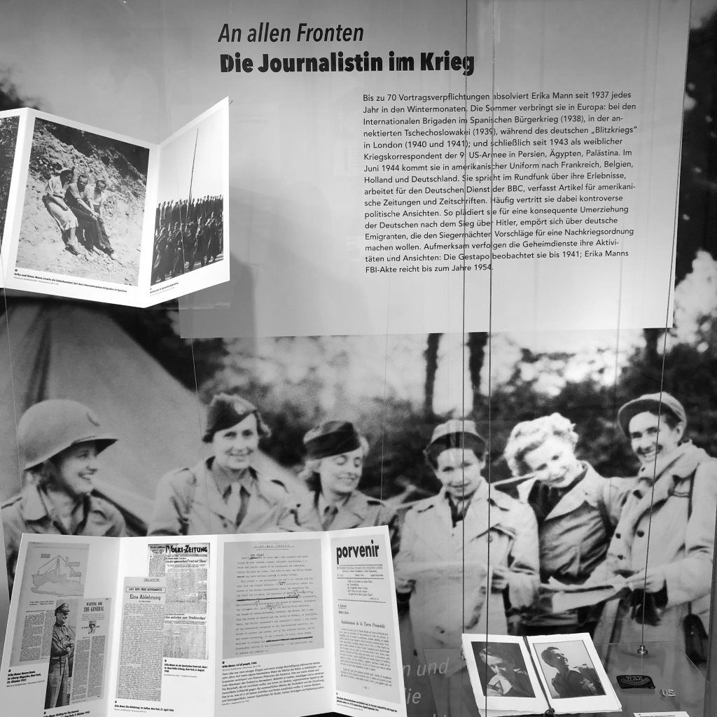 Vitrinen-Ausschnitt aus der Erika Mann-Ausstellung in der Monacensia. Gezeigt wird ihre Tätigkeit als Kriegsreporterin und Journalistin. Vernetzungsaktion #ErikaMann