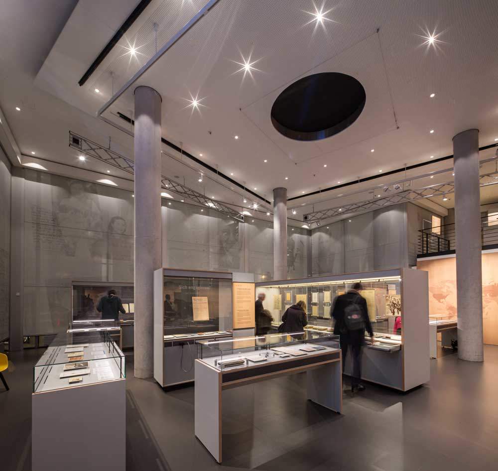 Blick in die Dauerausstellung des Deutschen Exilarchivs 1933-1945 der Deutschen Nationalbibliothek „Exil. Erfahrung und Zeugnis“, Foto: Anja Jahn Photography. Erika Manns Botschaften liegen hier mitunter aus.