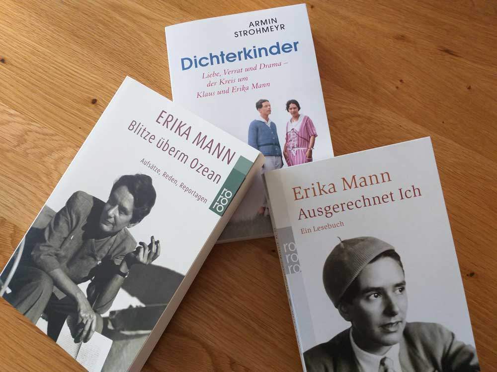 Die Stadtbibliothek Neuhausen bietet dem Kabarett und seinen Künstler*innen ein Forum ihre Gesellschaftskritik zu äußern. Im Zuge der Erika Mann-Ausstellung in der Monacensia findet hier das Kabarett "Erika, Kronprinzessin" statt. Daneben gibt es ein großes Medienangebot zum Thema: Bücher, CDs und DVDs