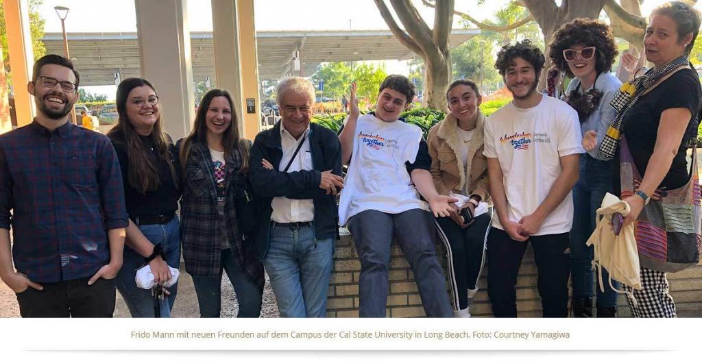 Frido Mann mit neuen Freunden auf dem Campus der Cal State University in Long Beach. Die hier entworfenen Gedanken entwickelt er weiter in Democracy for Future.