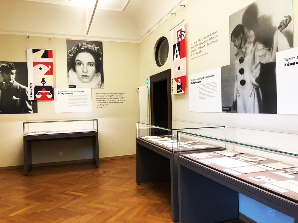 Ausstellungsansicht in der Monacensia: Erika Mann - Politisierung am 13. Januar 1932 auf der Frauenfriedensversammlung in München und Kabarettistin