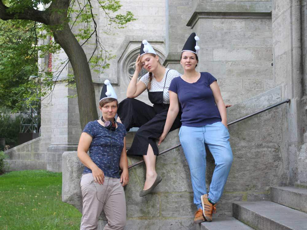 Die Drei Erikas. Sie führen sowohl in der Monacensia als auch in der Stadtbücherei das Kabarett "Erika, die Kronprinzessin" auf. Auf dem Foto:Fee Brembeck, Meike Harms und Katrin Freiburghaus. Foto: Meike Harms