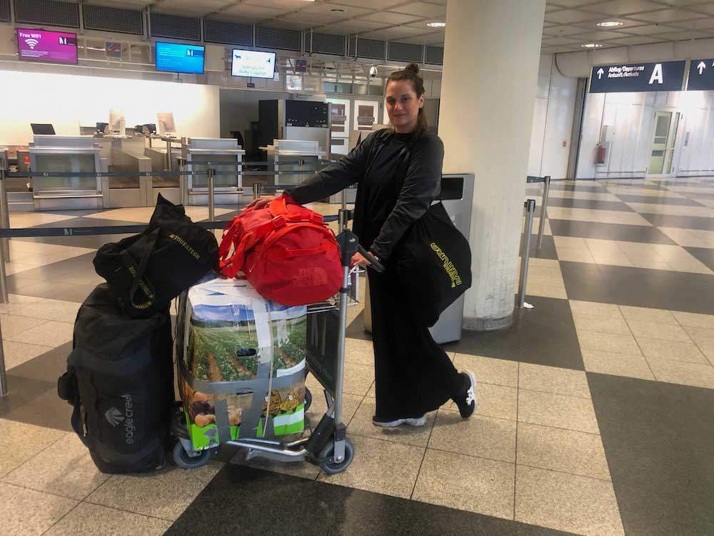 Lea Rieck am Flughafen: Im Gepäck Bayerische Kartoffeln. Foto: Lea Rieck.