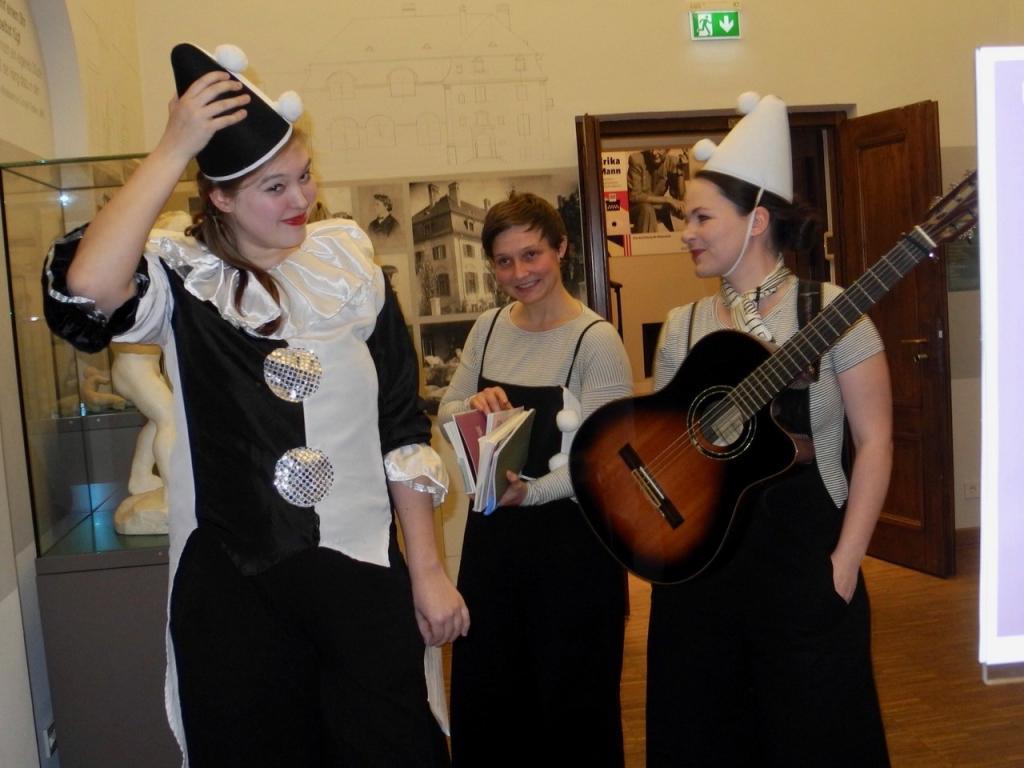 Die Drei Erikas Backstage in der Monacensia. Pfeffermühle im Heute. Foto: Andreas Sebastian Müller.