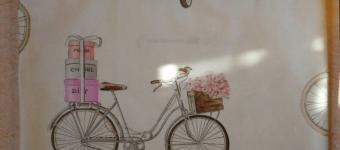 Tasche bedruckt mit Fahrrad, Luftballons und Blumen. Foto: Jovan Nikolić