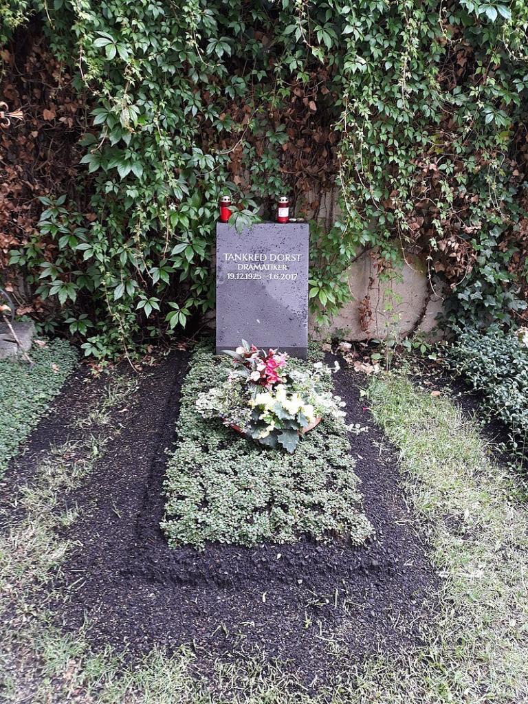 Das Grab des deutschen Dramatikers Tankred Dorst auf dem Bogenhausener Friedhof, München. Quelle: Wikipedia