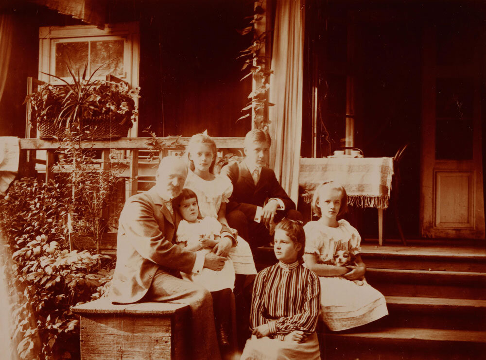 Robert von Schrenck mit seinen fünf Kindern, die 12-jährige Edith oben links im weißen Kleid, August 1903; Fotografin: Elsbeth von Oettingen [vermutlich]; Quelle: Nachlass Edith von Schrenck, Waldemar-Bonsels-Stiftung, Münchner Stadtbibliothek / Monacensia