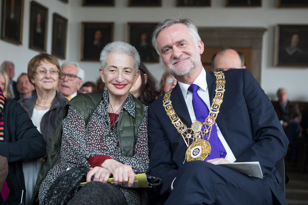 Hélène Cixous mit dem Oberbürgermeister der Stadt Osnabrück, Wolfgang Griesert, bei der Zeremonie zur Verleihung der Möser-Medaille an Cixous am 04.12.2018 in Osnabrück / © Swaantje Hehmann