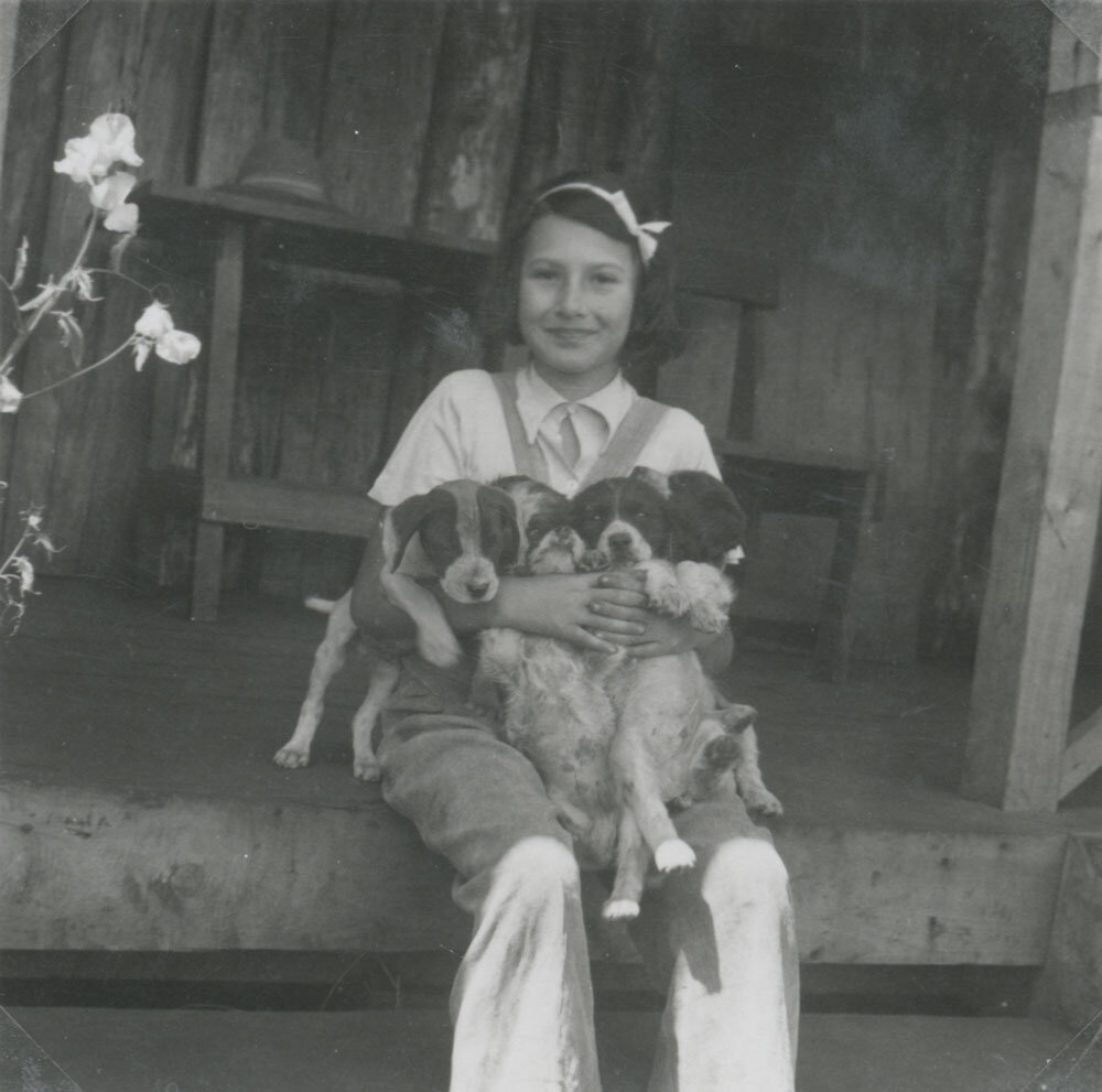 Stefanie Zweig mit ihren Hunden auf der Farm Ol Joro Orok, August 1941. Deutsches Exilarchiv 1933–1945 der Deutschen Nationalbibliothek, SplNL Stefanie Zweig, EB 2016/004, mit Dank an Walter Zweig. Reproduktion: DNB #femaleheritage