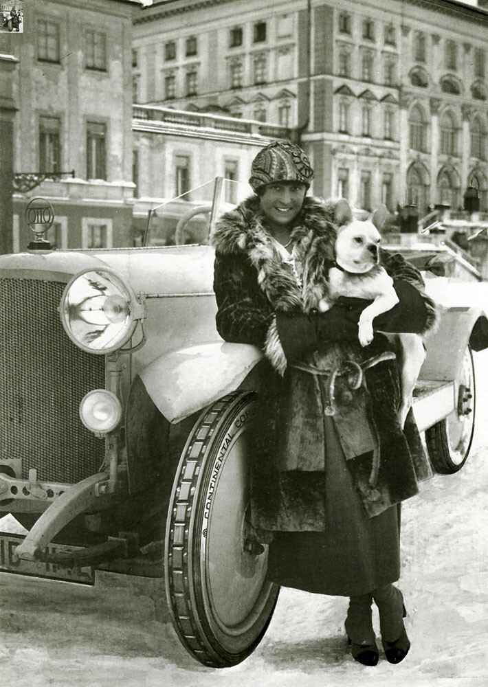 Ada Otto mit Hund, Rennfahrerin. Foto: Geschichtswerkstatt Neuhause. #femaleheritage