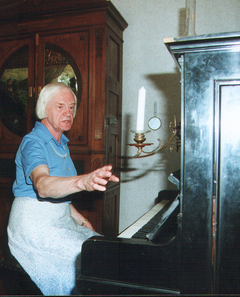 Charlotte von Mahlsdorf spielt das Pianolapiano im Gründerzeitmuseum. Foto: Archiv Gründerzeitmuseum Mahlsdorf. Veröffentlichung mit freundlicher Genehmigung des Gründerzeitmuseum Mahlsdorf | #femaleheritag