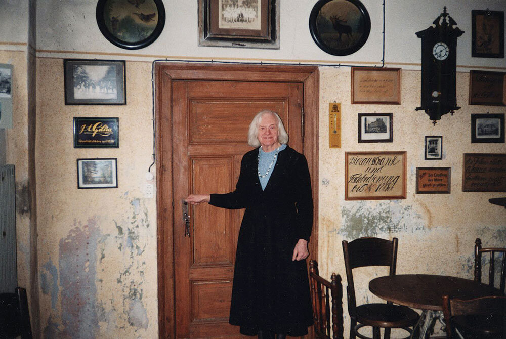 Charlotte von Mahlsdorf in der „Mulackritze“ im Keller des Gründerzeitmuseums Mahlsdorf. Foto: Archiv Gründerzeitmuseum Mahlsdorf. Veröffentlichung mit freundlicher Genehmigung des Gründerzeitmuseum Mahlsdorf | #femaleheritage