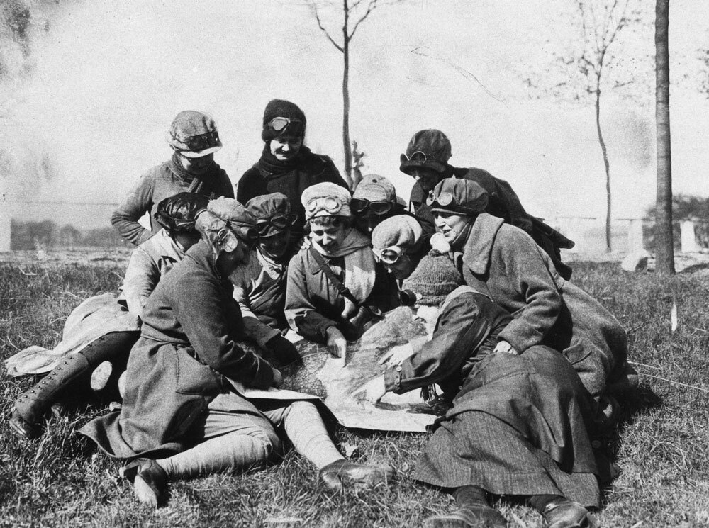 Frauen bei einer Autoausfahrt, 1921; Mitglieder eines Damen-Automobil-Clubs studieren bei einer Ausfahrt ins berliner Umland die Landkarte. „© Timeline Classics /Timeline Images“