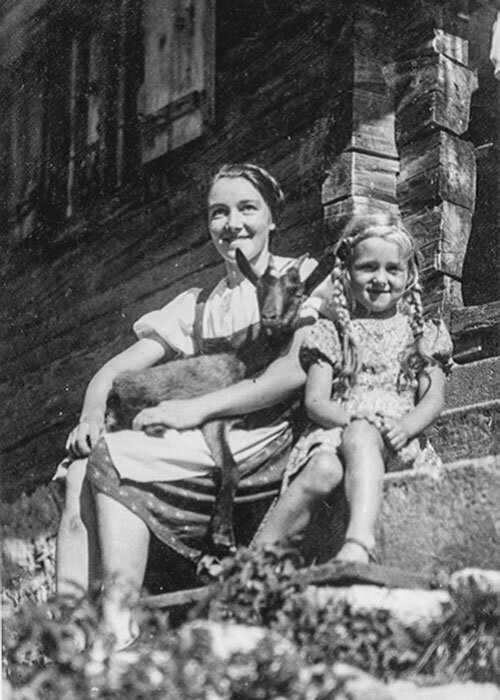 Meine Mutter, mit kleinem Almbesuch, vor der Lechneralm-Hütte.