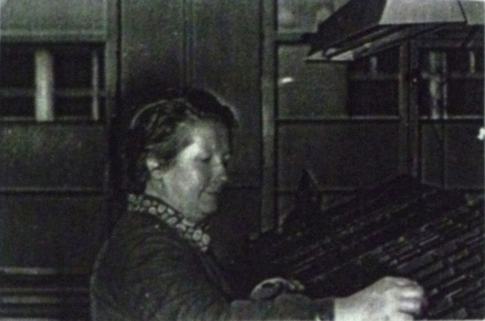 Eleonore Vogel am Setzkasten in der Druckerei G. A. Ludwig. Eine von drei Unternehmerinnen in der DDR. | #femaleheritage