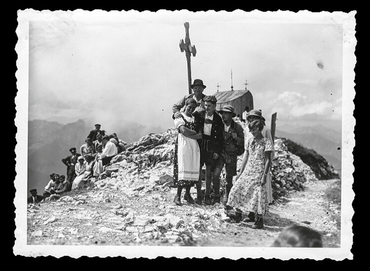 Sabina Bichler, die Meil-Sennerin, in den 1920er Jahren, mit Besuch aus der Stadt auf dem Gipfel des Wendelsteins. #femaleheritage