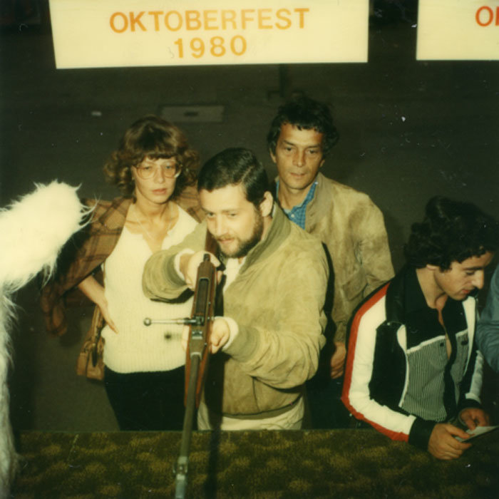 Daňa Horáková mit dem Produzenten Karel Dirka (Mitte) und Pavel Juráček am Münchner Oktoberfest 1980.Quelle: D. Horáková, Kniha o Pavlovi, Prag: Torst 2020.