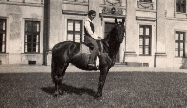 Marion Gräfin Dönhoff zu Pferd vor Schloss Friedrichstein in den 1920er oder 1930er Jahren Copyright Archiv Marion Dönhoff Stiftung #femaleheritage