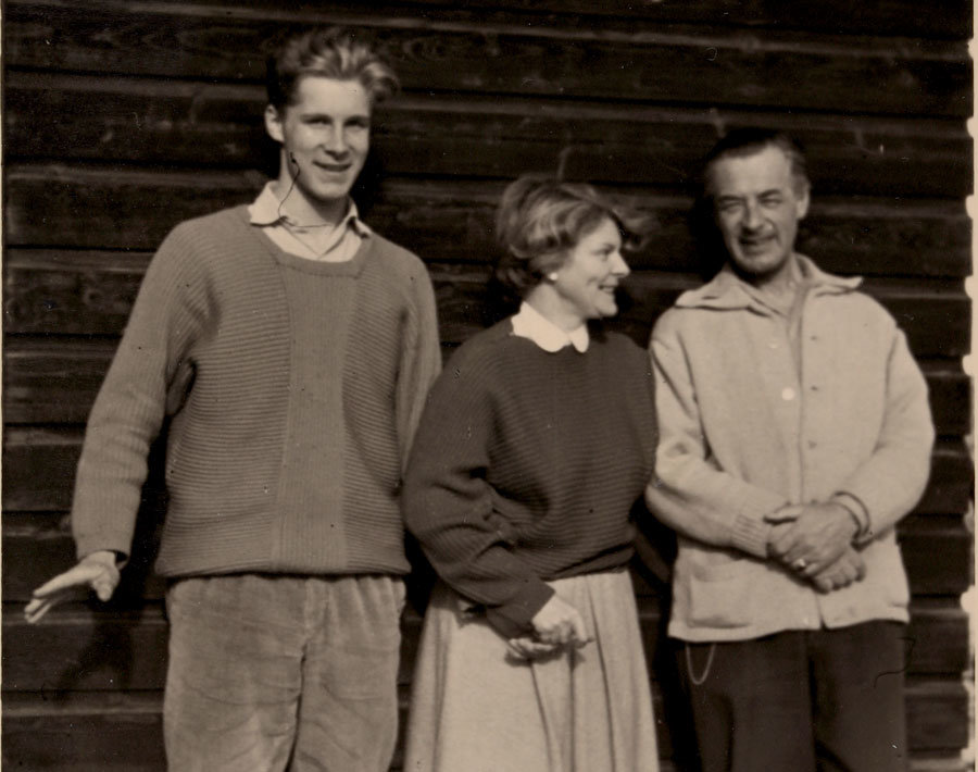 Sten Nadolny als junger Mann mit seinen Eltern, dem Schriftsteller-Ehepaar Burkhard und Isabella Nadolny.