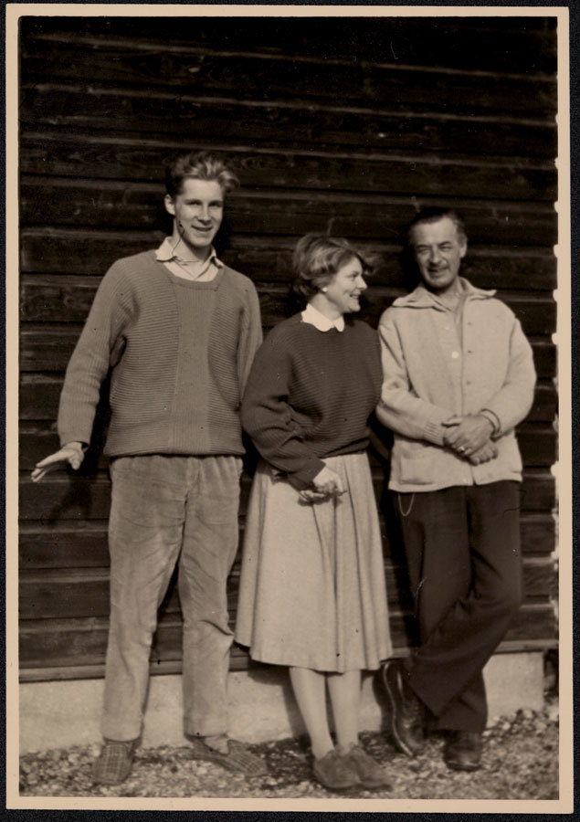 Sten Nadolny als junger Mann mit seinen Eltern, dem Schriftsteller-Ehepaar Burkhard und Isabella Nadolny.