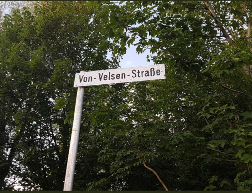 Heutige Straßenschild der Von-Velsen-Straße im oberbayrischen Ried bei Kochel am See. (Bild bearbeitet durch AddF) #femaleheritage