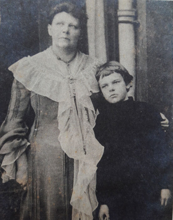 Helene Böhlau mit Sohn Omar, ca. 1905. #femaleheritage