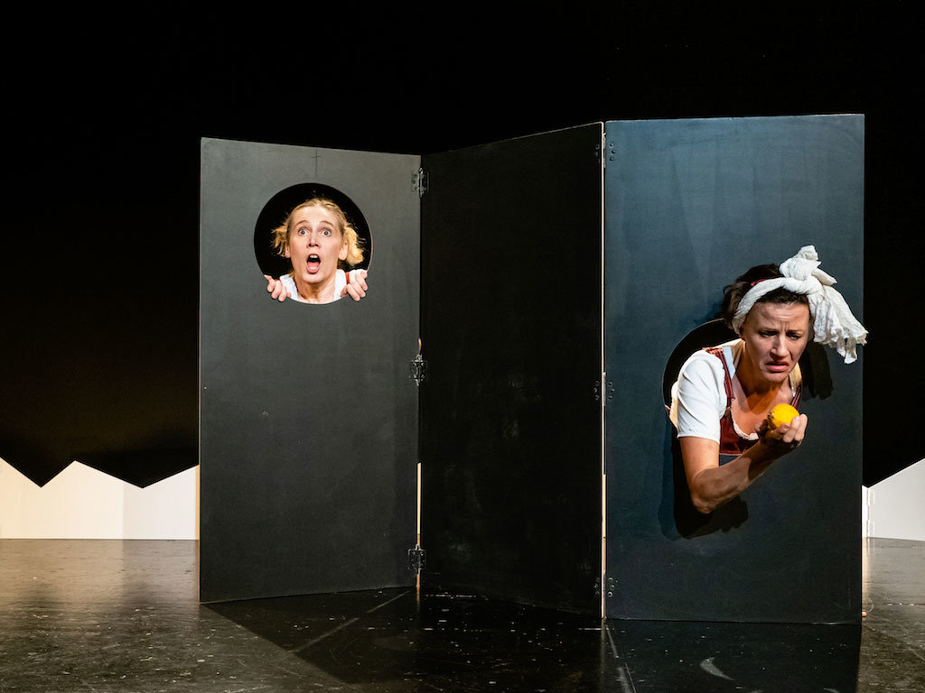 Leni und Resl beim Pomeranzenstehlen. Foto: Ingo Susemihl. Lena Christ, Lausdirndlgeschichten, Theater, #femaleheritage