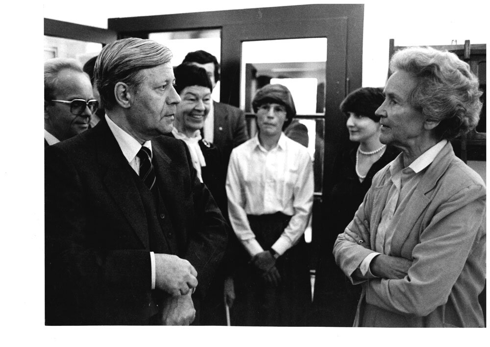 Marion Gräfin Dönhoff im Gespräch mit dem damaligen Bundeskanzler Helmut Schmidt im Deutschen Polen-Institut 1982 Copyright Deutsches Polen-Institut / Roman Größer #femaleheritage