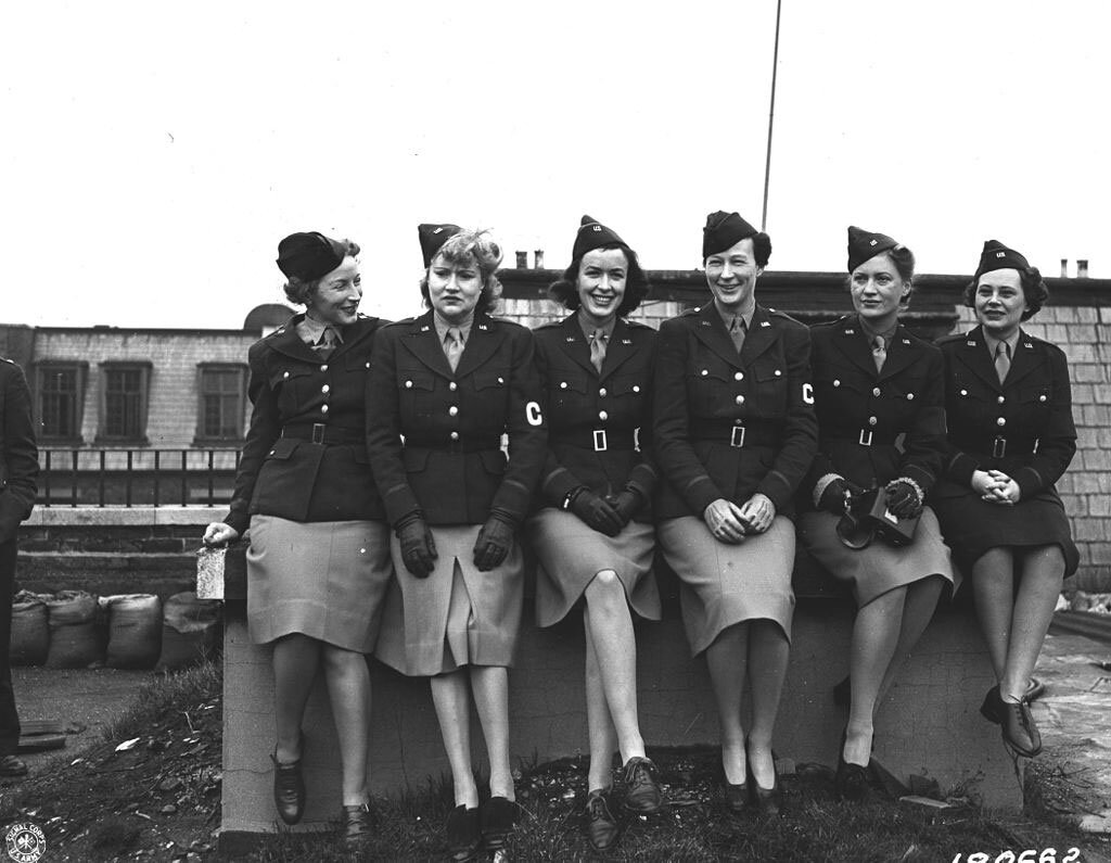 Ein Gruppenfoto mit weiblichen Kriegsreporterinnen 1943, Mary Welch, Dixie Tighe, Kathleen Harriman, Helen Kirkpatrick, Lee Miller, Tania Long (U.S. Army Center of Military History) U.S. Army Official Photograph, Public domain, via Wikimedia Commons #femaleheritage