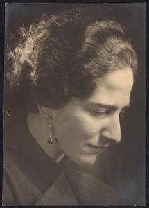 Frauenporträt in Profilansicht: Grete Weil in Amsterdam, 1939, o. R., Signatur: GW-F-1. Foto: Monacensia / Münchner Stadtbibliothek