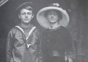 Franziska zu Reventlow mit Sohn Rolf im Matrosenanzug. Foto: Monacensia.