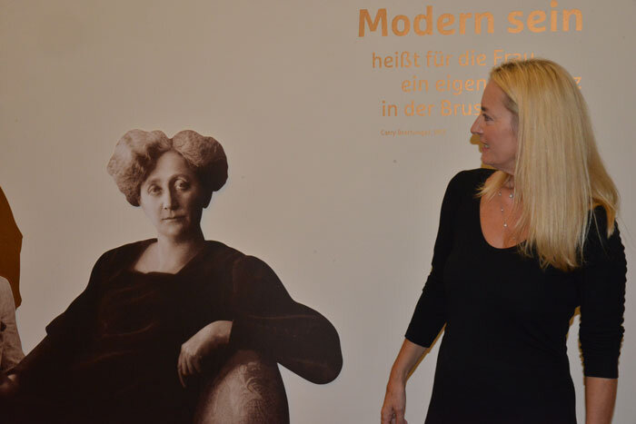 Kuratorin Dr. Ingvild Richardsen in der Ausstellung "Evas Töchter" (2018). Blick auf die Schlüsselfigur der Ausstellung Carry Brachvogel (1864-1942). Foto: Matthias Funken.