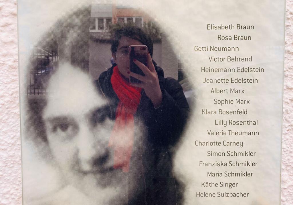 Selfie von Lilly Maier vor der Gedenktafel von Elisabeth Braun, Monacensia.