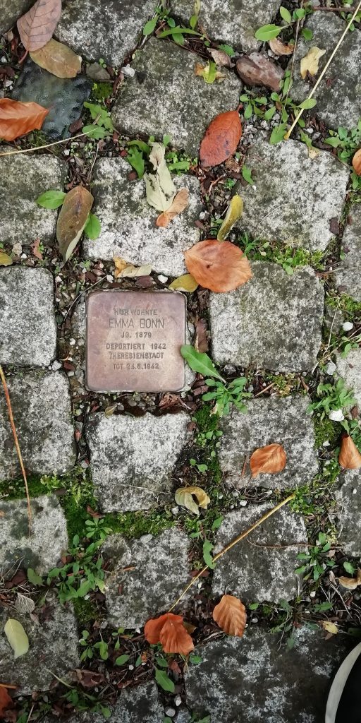 Stolperstein von Emma Bonn vor ihrer Villa in Feldafing.