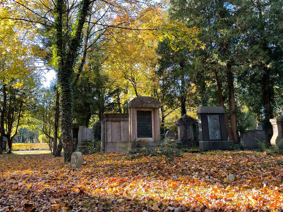 Helena Janeczek, Essay zum Neuen Israelitischen Friedhof in München. Monacensia–Dossier: "Jüdische Schriftstellerinnen in München" #2021JLID, #femaleheritage. Foto: Tanja Praske, mit freundlichem Dank an die Israelitische Kultusgemeinde München und Oberbayern.