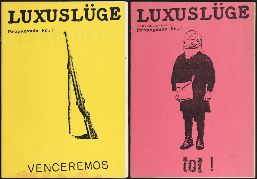 Die Cover der Ausgaben zwei und drei der von Zafer Şenocak mit herausgegebenen Zeitschrift LUXUSLÜGE, zu sehen in der Ausstellung #PopPunkPolitik