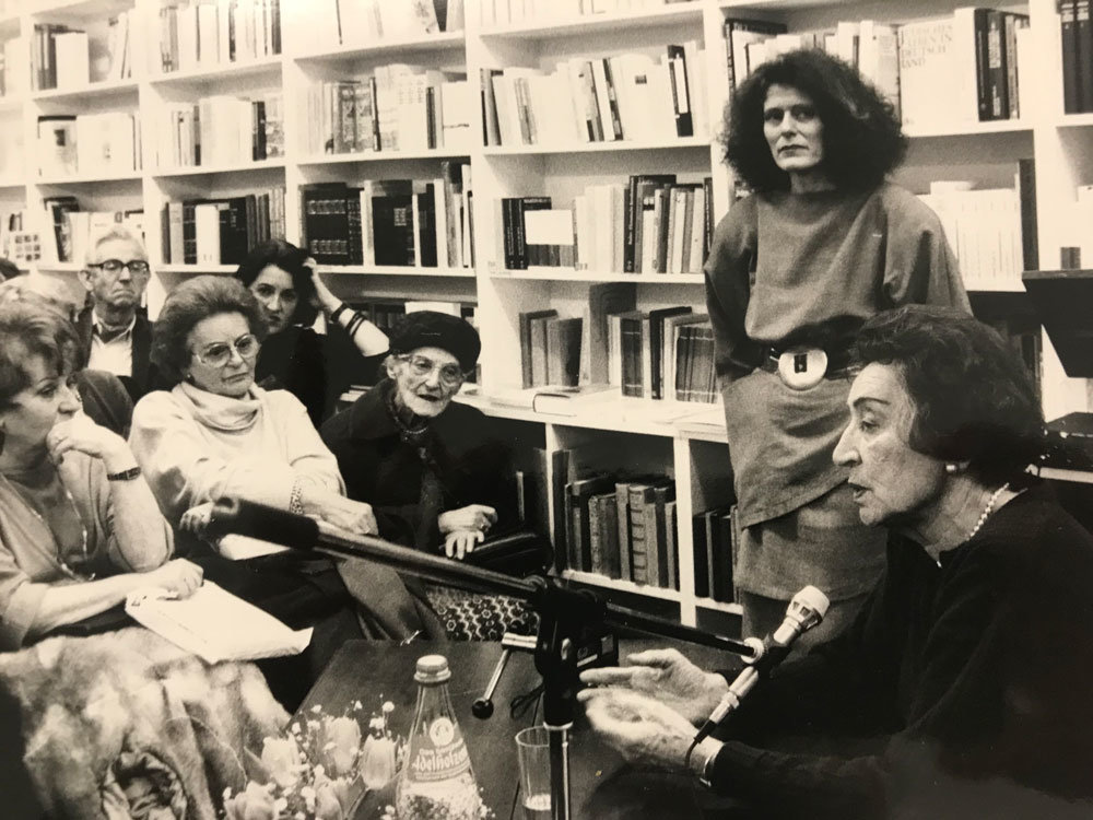 Gerty Spies nahm bei fast allen Veranstaltungen in der Literaturhandlung teil. Hier bei einer Veranstaltung mit Hilde Spiel (rechts). Zwischen ihr und Gerty Spies steht Rachel Salamander, Februar 1988. Foto: Christine Strub. #femaleheritage