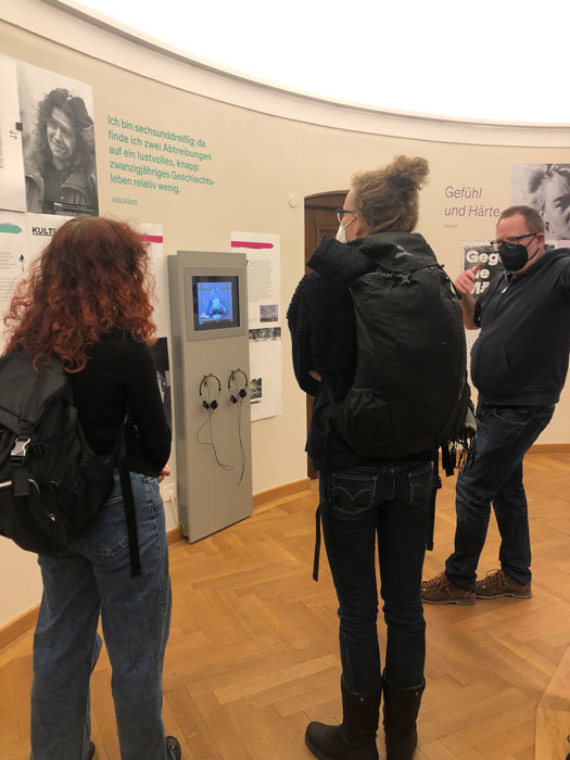 ohanna Reinhold und Julia Mayer von Slutwalk München zusammen mit Ralf Homann in der Ausstellung „Pop Punk Politik - Die 1980er Jahre in München" – Monacensia. Vernetzungsaktion „Autonome Räume" #PopPunkPolitik