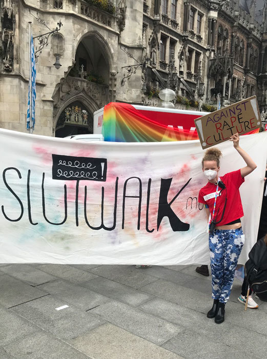 Johanna beim Slutwalk 2021 am Münchner Marienplatz.