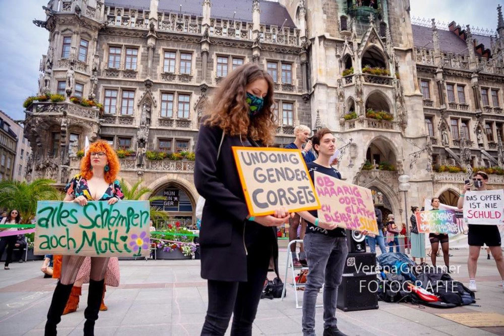 Jule mit „alles Schlampen außer Mutti“-Schild beim Slutwalk 2020 (Fotografin: Verena Ergrimme).