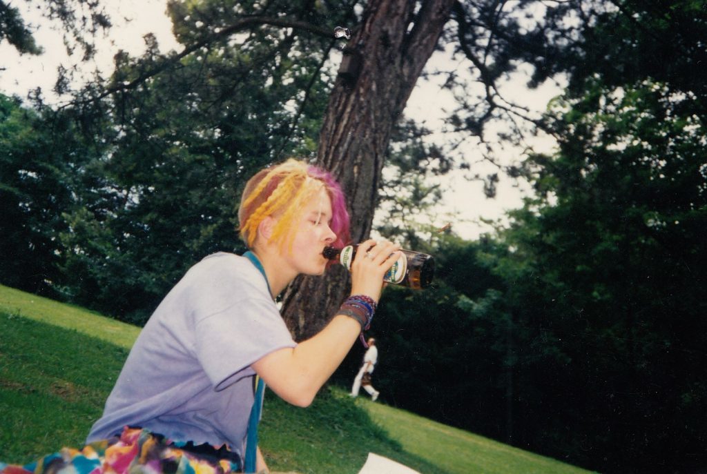 Nach den 1980er Jahren: Cornelia Siebeck mit Augustiner im Englischen Garten, Sommer 1990. Foto: Privatbesitz