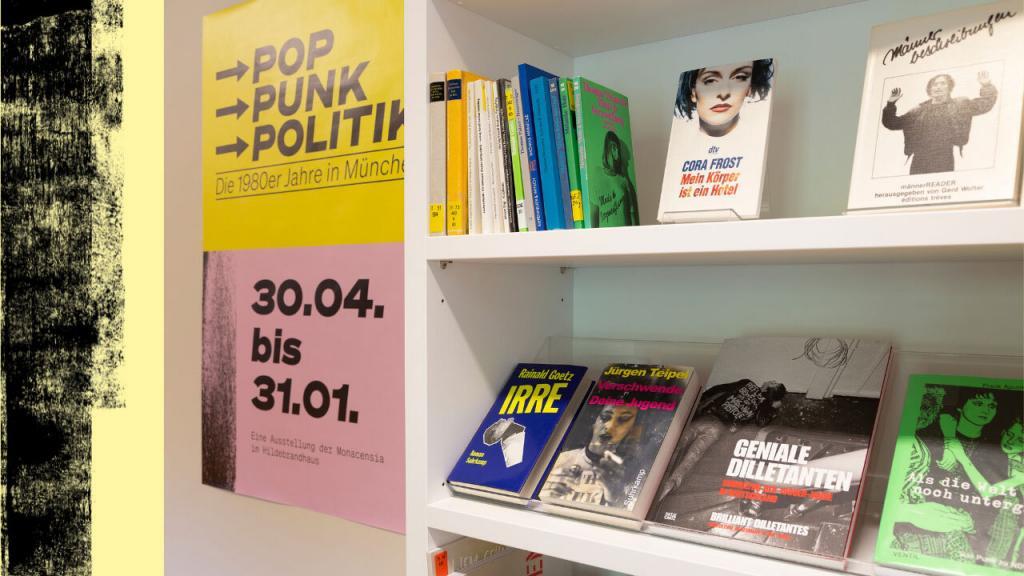 Das Curator's Shelf zur Ausstellung #PopPunkPolitik der Monacensia bleibt noch bis zum Frühsommer bestehen.