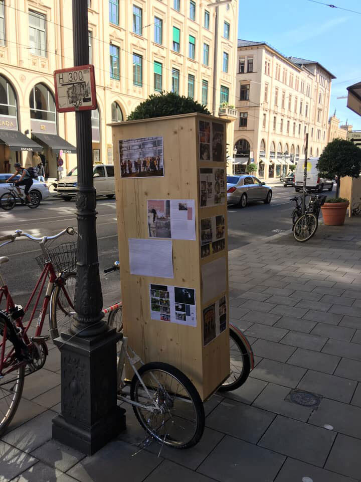 Fahrrad-Litfaßsäule auf Bürgersteig in München: Forschungsresidenz #2: Münchner Kammerspiele und sub-bavaria mit Habibi Kiosk und „What is the City".