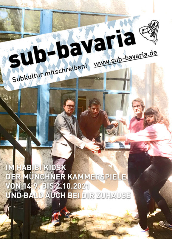 Das sub-bavaria-sub-city-Team. vier Personen blicken aus dem Bild, einer lehnt sich aus dem Fenster und bietet den anderen, zwei Männer und einer Frau Kaffee an.