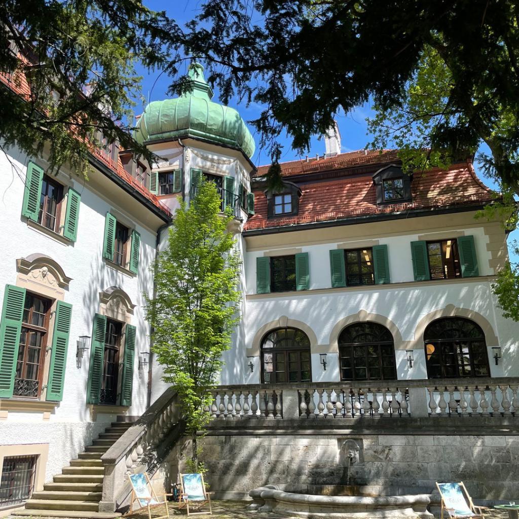 Monacensia mit Blick auf die historische Terrasse - Ort der #SchreibResi mit Dana von Suffrin und ihre Sommer-Residency