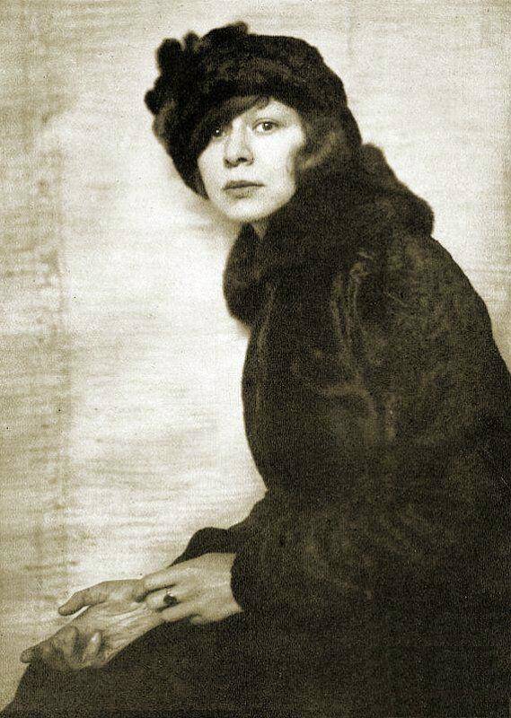 Portrait der Puppenkünstlerin, Kostümbildnerin und Zeichnerin Lotte Pritzel. Foto von Hanns Holdt, 1916. Hanns Holdt (1887-1944), Public domain, via Wikimedia Commons. #FrauenDerBoheme