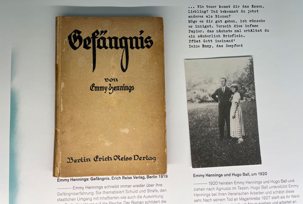 Emmy Hennings' Roman Gefängnis von 1919. Daneben Emmy Hennings und Hugo Ball, um 1920. #FrauenderBoheme