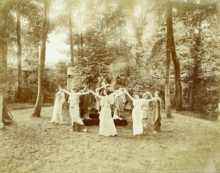 Eine Zusammenkunft von Frauen in Natalie Clifford Barneys Garten in Neuilly. Frauen der europäischen Boheme. Foto: WikiCommons, Teil der Alice Pike Barney papers der Smithsonian Institution Archives (Bildnummer: SIA2017-061364) #FrauenDerBoheme