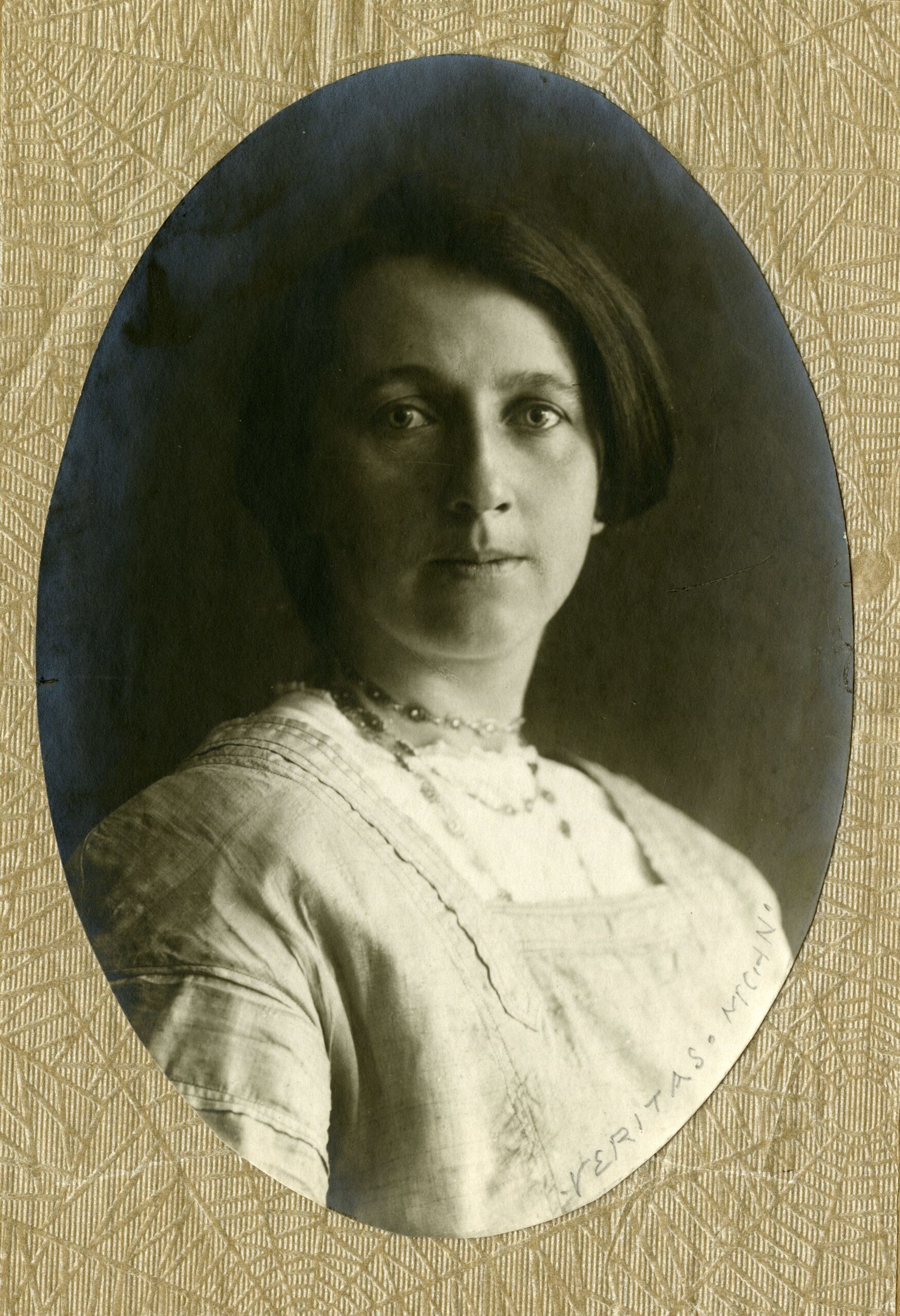 Die Sozialistin Margarethe Hardegger (1882–1963) fotografiert im Münchner Atelier Veritas, 1909, Quelle: Schweizerisches Sozialarchiv. #FrauenDerBoehme